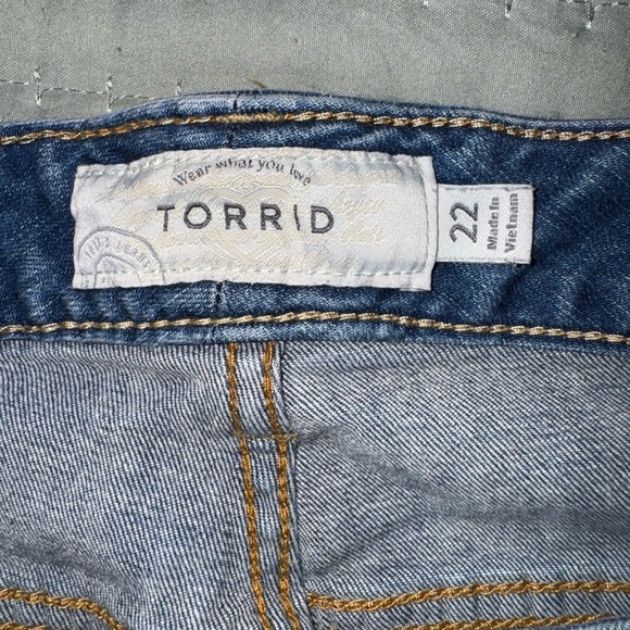 Torrid plus size distressed Jean Shorts with White Lace Trim. Size 22. GUC - Picture 7 of 11